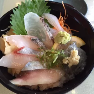 地魚丼のサムネイル